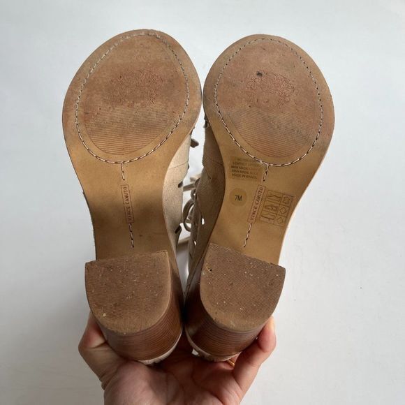 Vince Camuto Tressa‎ Natural Beige Perforated Sandal Chunky Heel Size 7M … - Picture 5 of 8